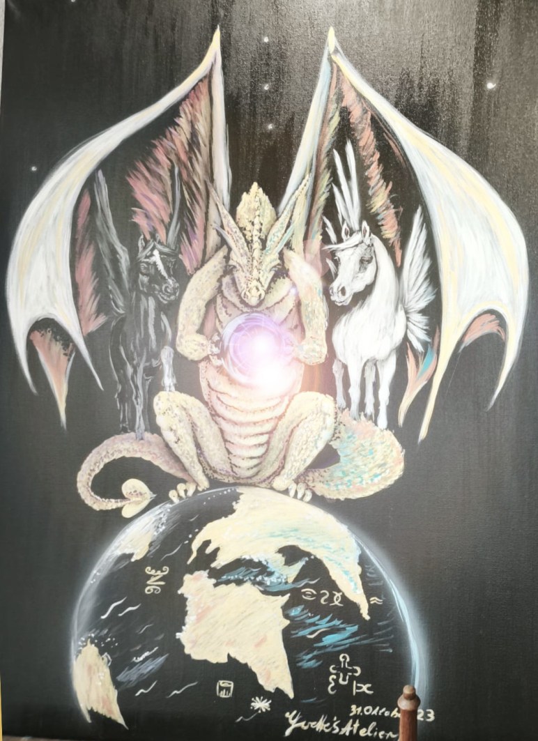 „Goldener Drache mit ausgebreiteten Flügeln sitzt über der Erde und hält ein leuchtendes Energiefeld im Herzen, begleitet von einem schwarzen und einem weißen geflügelten Pferd. Spirituelles Bild von Yvettes Atelier, 2023.“