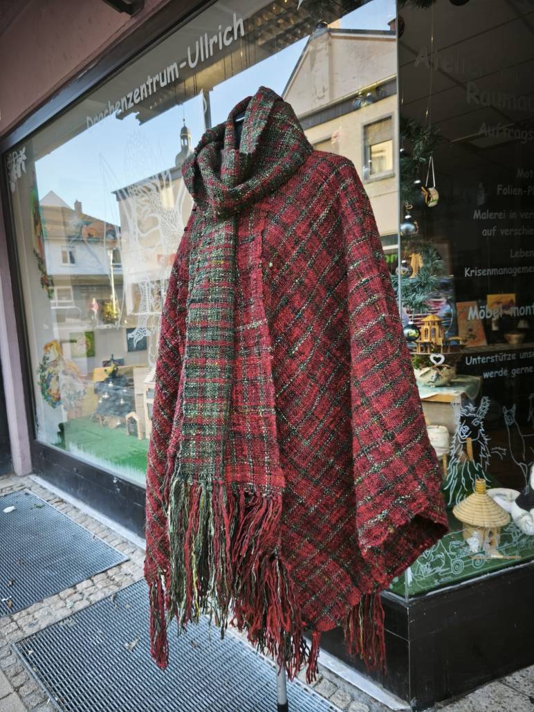 Handgesponnener und handgewebter Wollponcho mit passendem Schal in Rot- und Grüntönen, Unikat aus Naturfasern.