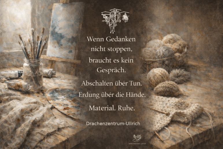 Atelierarbeit mit Wolle und Malmaterial auf einem Holztisch. Handwerkliche Materialien wie Pinsel, Garn und textile Stücke stehen für Erdung, Tun und innere Beruhigung jenseits von Gesprächen.